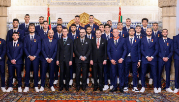 Sa Majesté le Roi Mohammed VI, que Dieu L'assiste, accompagné de SAR le Prince Héritier Moulay El Hassan et de SAR le Prince Moulay Rachid, a reçu le 20 décembre 2022 à la Salle du Trône au Palais Royal à Rabat, les membres de l’Equipe Nationale de football, après leur brillante prestation à la Coupe du Monde de la FIFA, Qatar 2022.